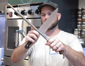 לא בתמונה: עוד סכין. כי מסתבר שסכינים לא מתחדדות על סכינים  אחרים אלא על שטולים ומשחזות. 